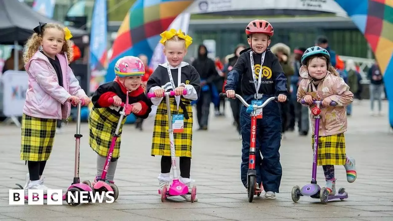 Thousands brave the rain for the Glasgow Kiltwalk