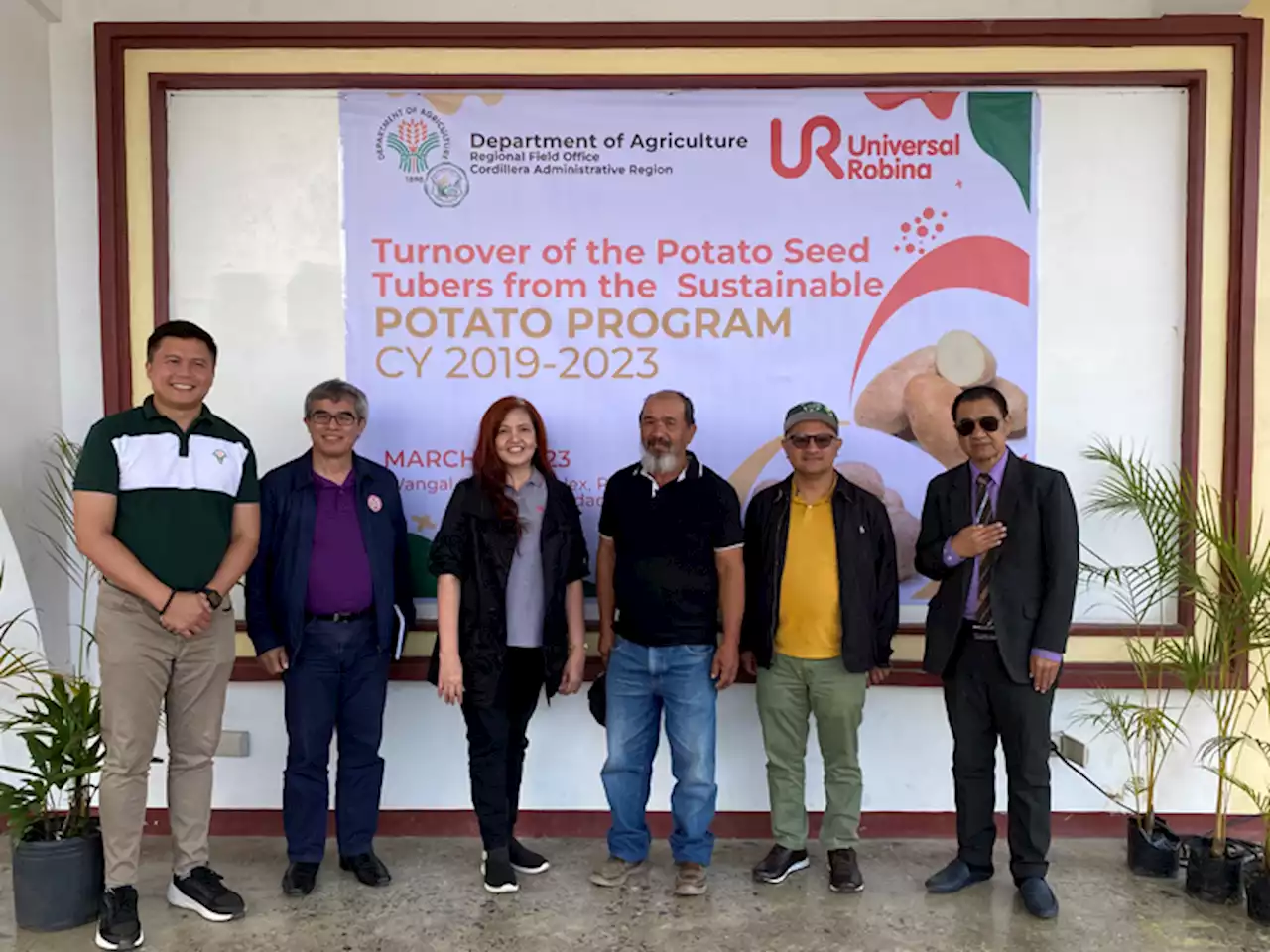 Farmers receive 135 tons of potato seeds from URC | BusinessMirror