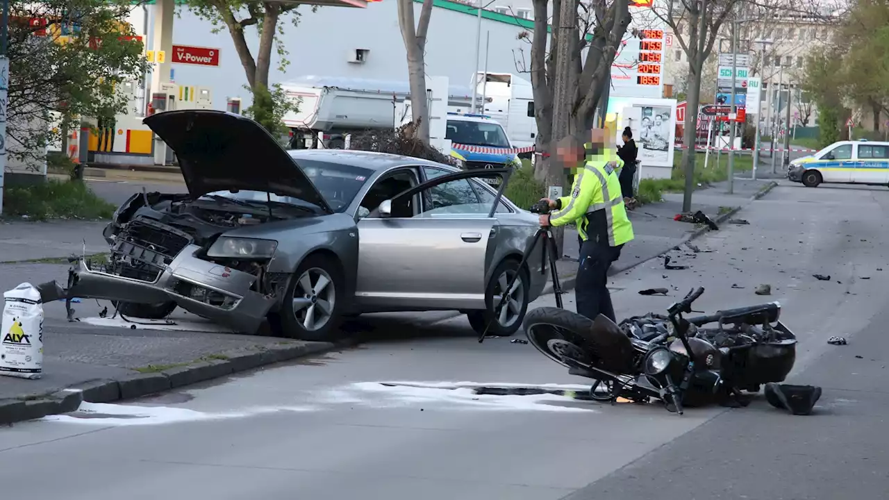 Biker bei Crash in die Luft geschleudert und schwer verletzt