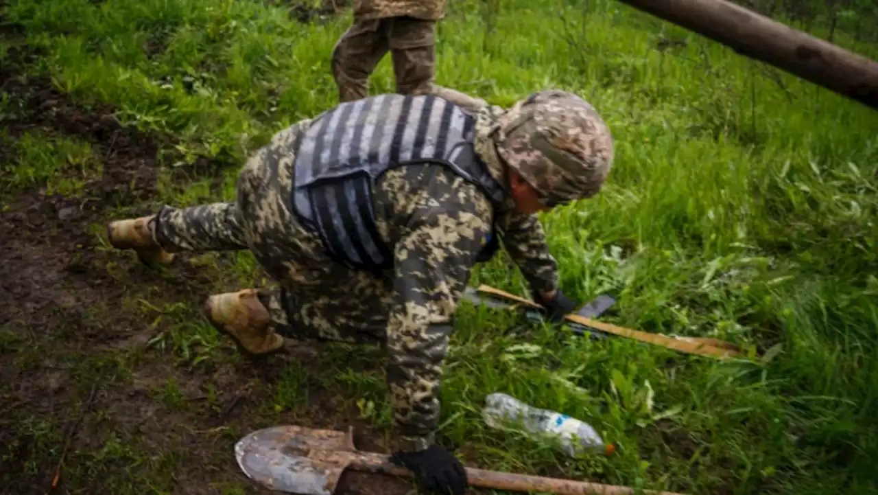 Trench-digging Ukrainian troops targeted by Russian strikes