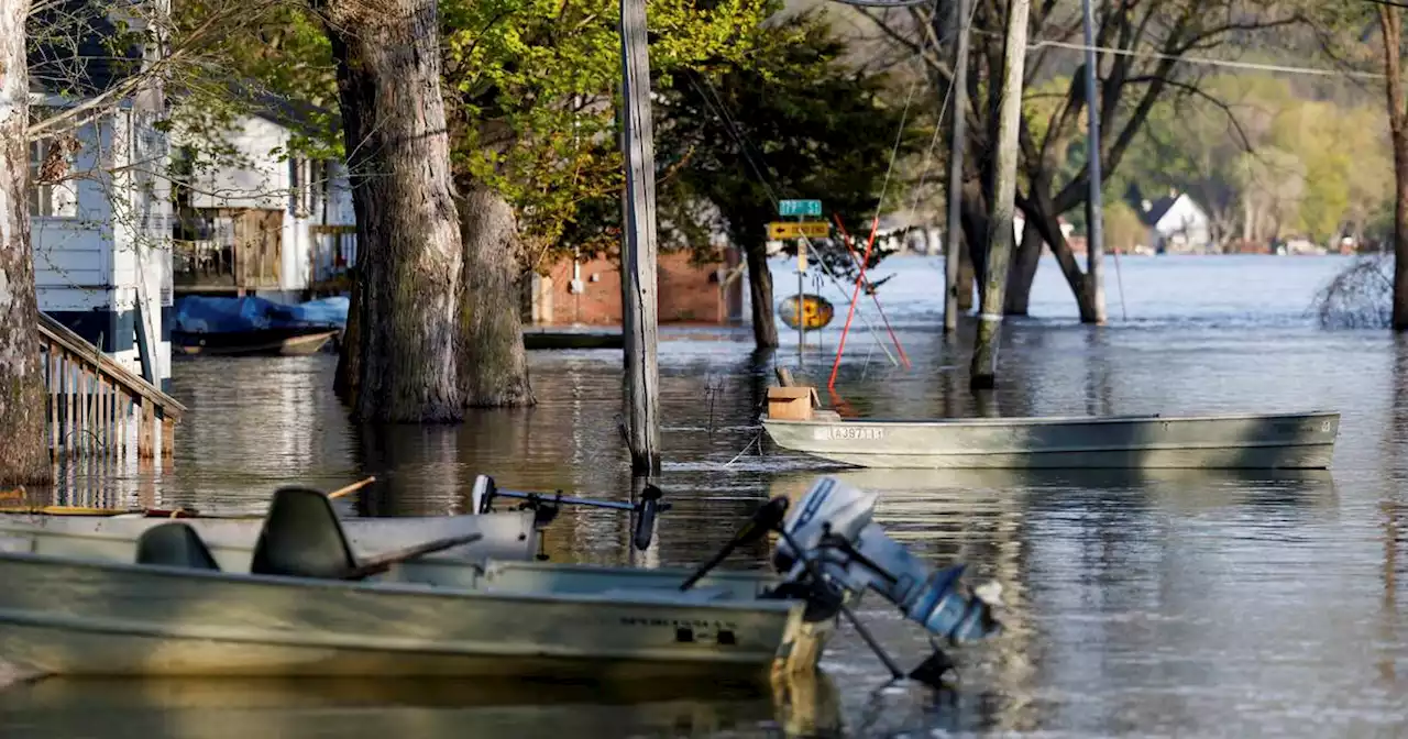 Rising Mississippi River continuing to test flood defenses in northwest Illinois