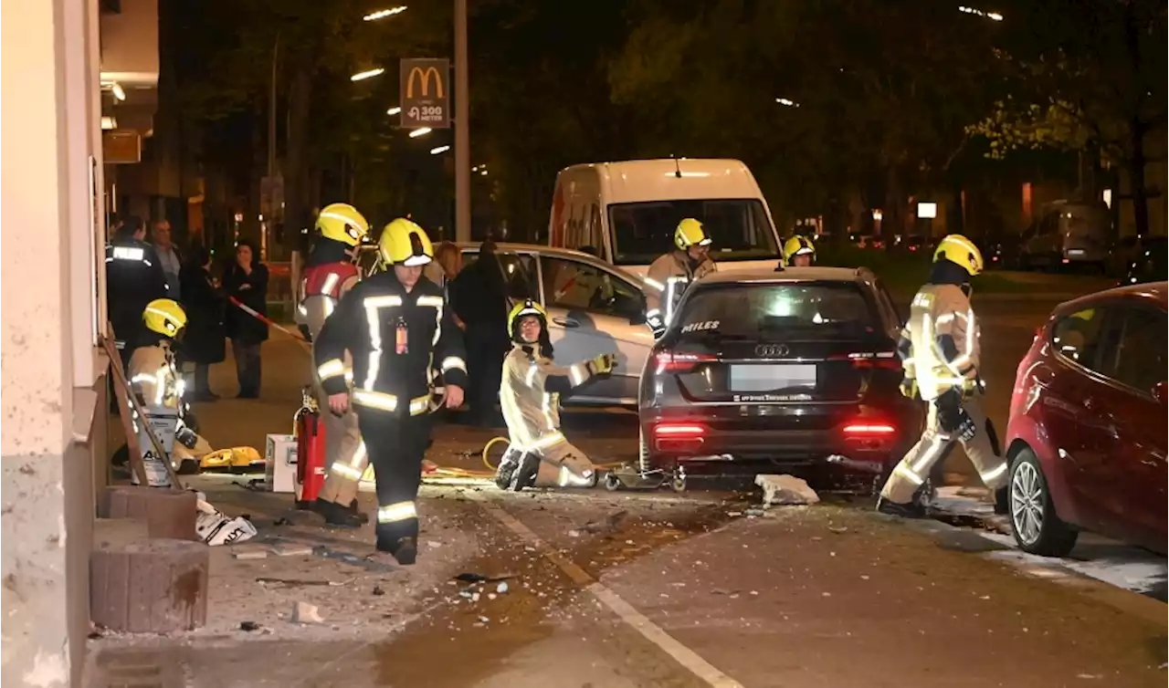 Carsharing-Fahrer zertrümmert Steintreppe und landet in parkenden Autos