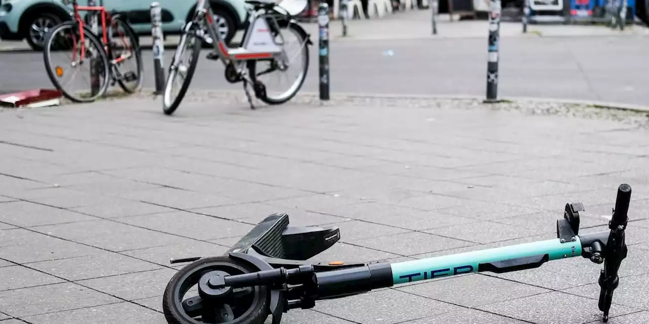 Radfahrer stürzt über herumliegenden E-Scooter und stirbt