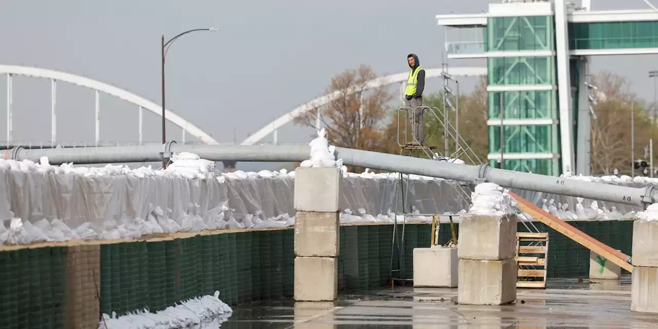 Mississippi River waters keep rising in Iowa and Illinois