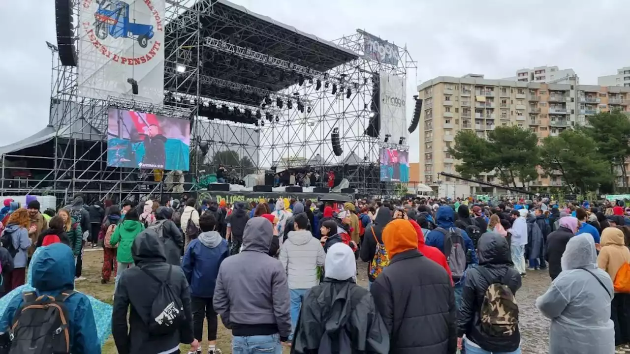 Concerto del Primo Maggio a Taranto: pioggia e vento, il pubblico canta «Bella ciao». Attacchi al governo sui migranti