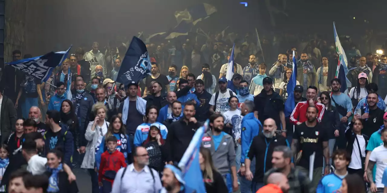 Napoli, l’onda azzurra fa ritorno a casa senza festa