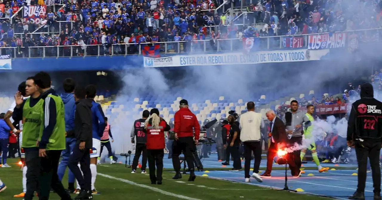 Escándalo en Chile: fuegos artificiales contra los jugadores y clásico suspendido