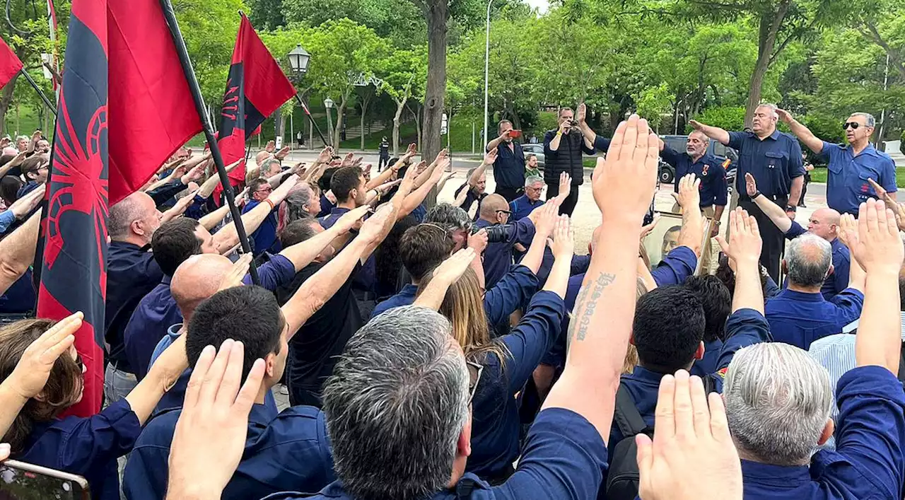 200 falangistas homenajean a Primo de Rivera en su nueva tumba del cementerio de San Isidro