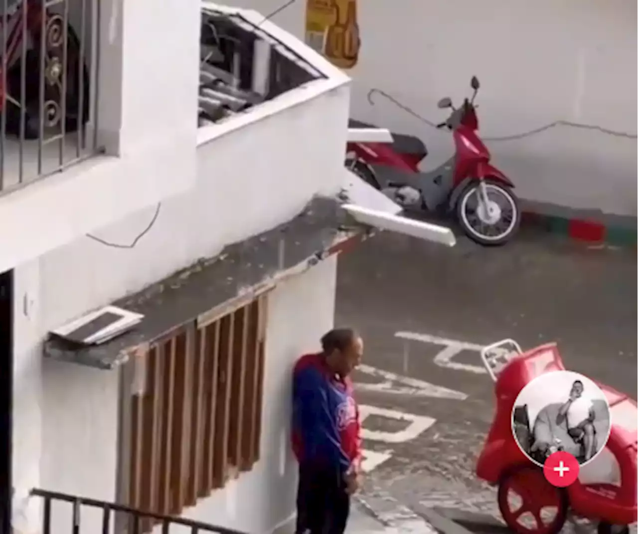 Conmovedor video: vendedor de helados mojado y llorando recibió café y regalo