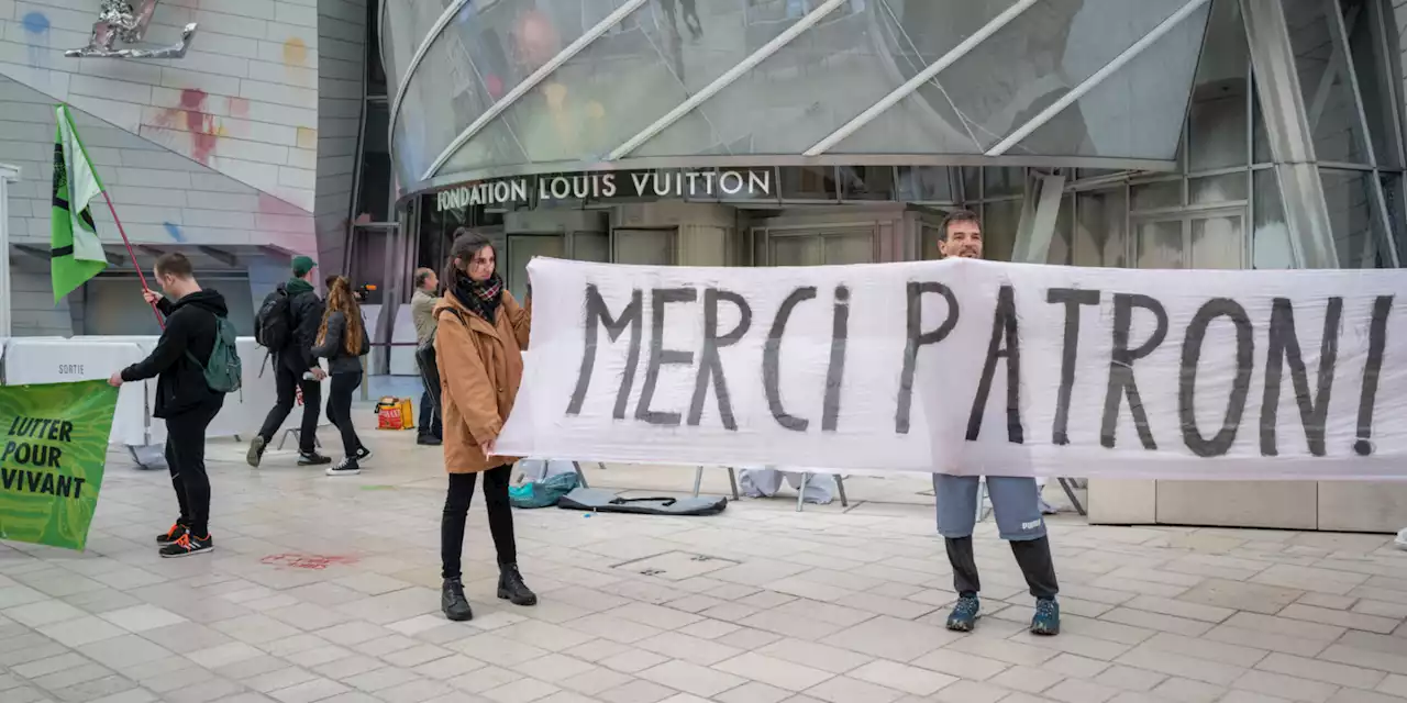 Paris : des militants écologistes aspergent de peinture la Fondation Louis Vuitton et la place Vendôme