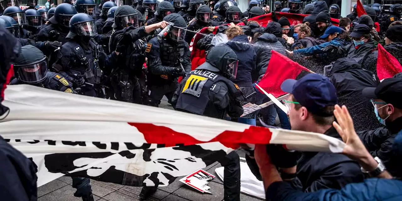 Demos in Stuttgart geraten außer Kontrolle - Linksextreme schmeißen Rauchbomben