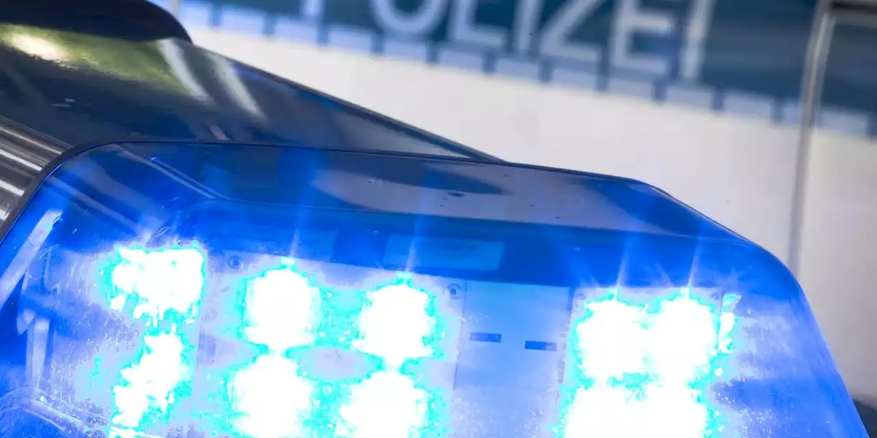 Männergruppe greift 17-Jährigen auf Gehweg an und sticht ihn nieder