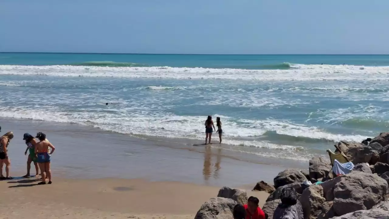 Fuerte oleaje arrastra a joven mar adentro: familiares piden a autoridades intensificar la búsqueda