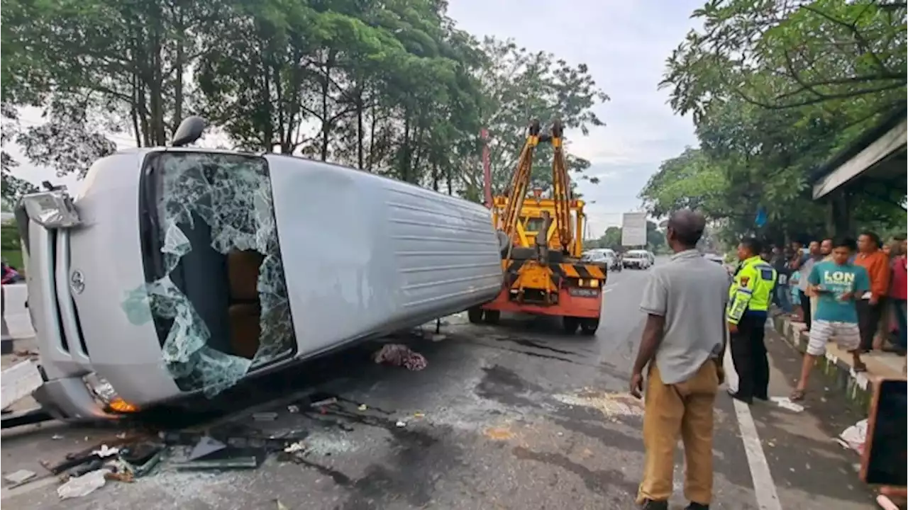 Diduga Mengantuk, Sopir Trans Travel Tiomaz Hantam Pembatas Jalan Hingga Terbalik