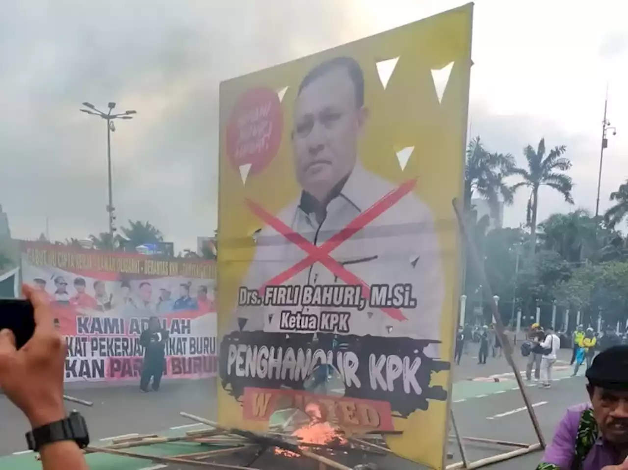 Peringati May Day, Spanduk Bergambar Firli Bahuri Dibakar, Dinilai Gagal Pimpin KPK