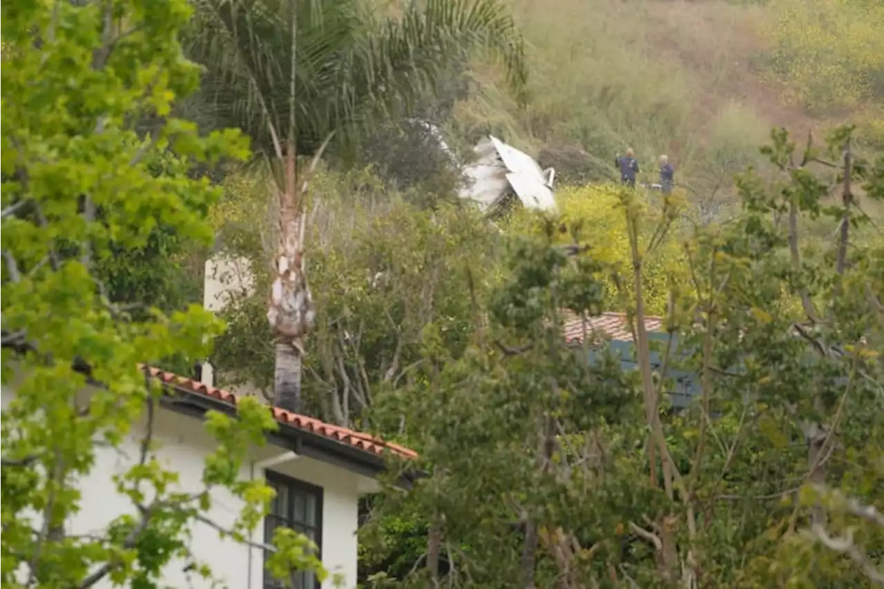 1 killed when plane slams into hillside in LA neighborhood