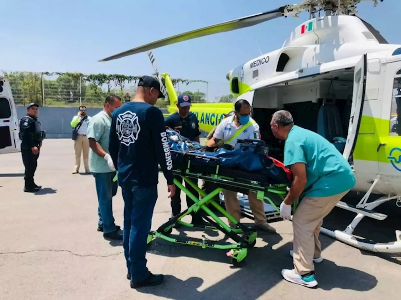 Realizan traslado aéreo de tres lesionados de accidente en la Tepic-Vallarta