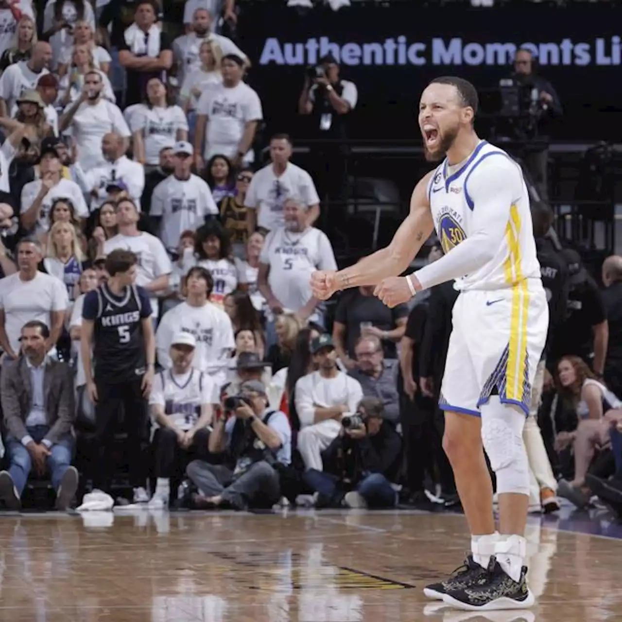 Les Warriors écrasent les Kings au match 7 avec un énorme Stephen Curry et affronteront les Lakers