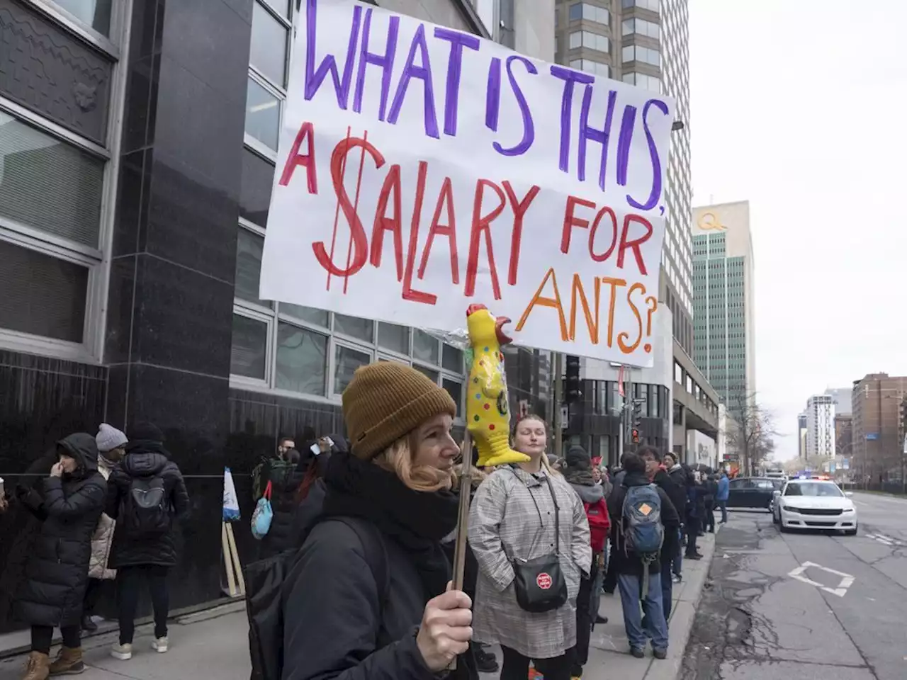 Federal government reaches agreement for a new wage deal with striking workers
