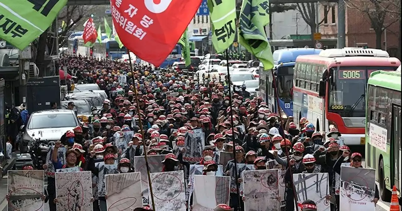 건설노조, 간부 분신 위독에 긴급 중집 개최 “전조직적 투쟁”