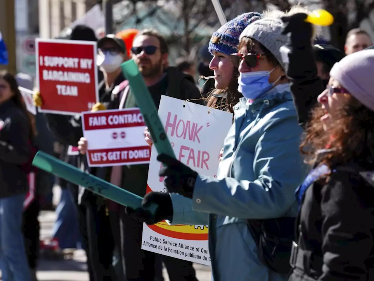 PSAC planning to bus in members to Ottawa for rally if deal not reached over the weekend