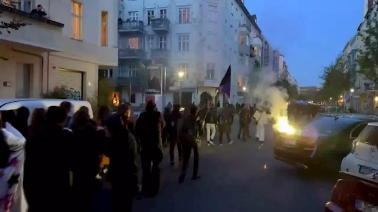 Pyrowürfe und vereinzelte Rangeleien auf Walpurgisnacht-Demo