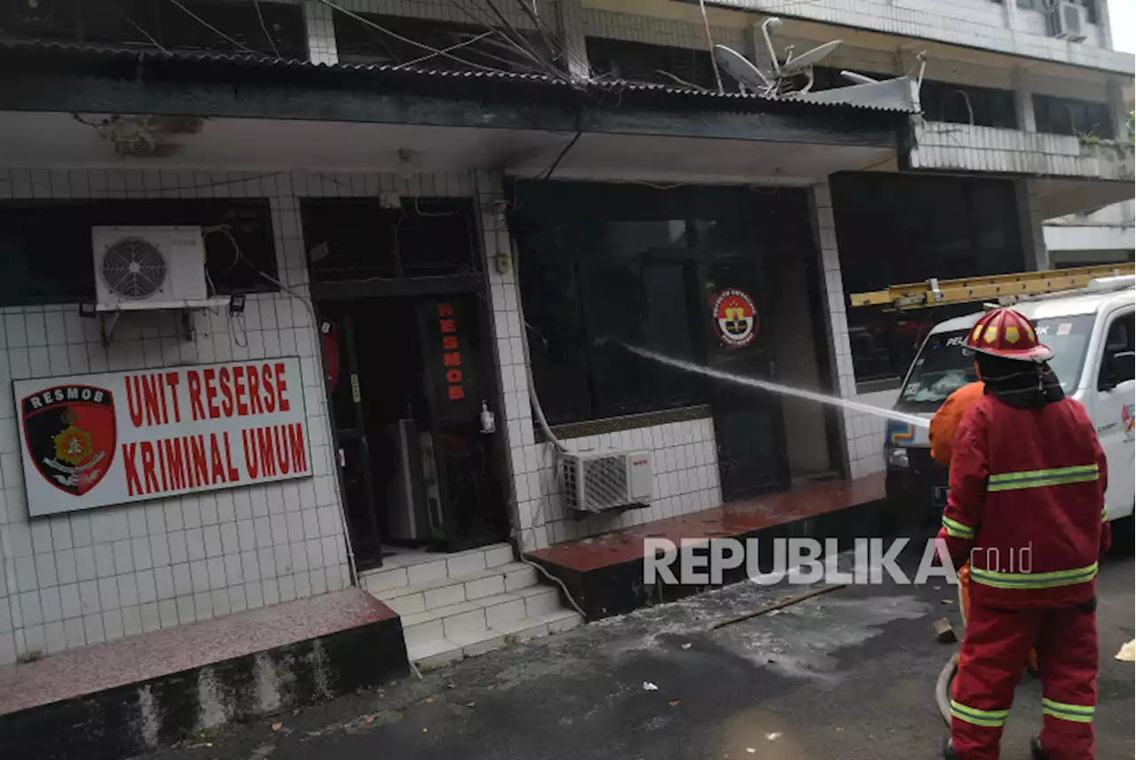 Kebakaran Ruangan di Mapolsek Bekasi Kota |Republika Online