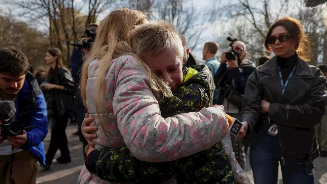 Ukraine: la longue attente d'une mère pour retrouver ses enfants envoyés en Russie