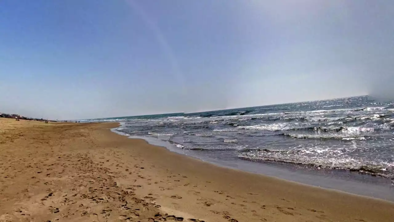 Trovato il cadavere di una donna sulla spiaggia: l'allarme dato da un passante