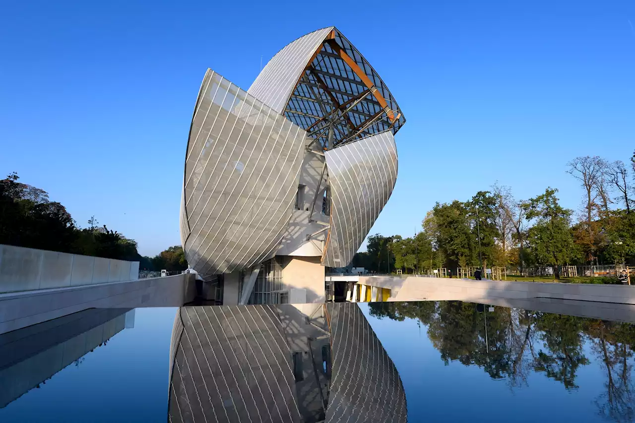 VIDÉO - La fondation Louis Vuitton recouverte de peinture par des militants écologistes