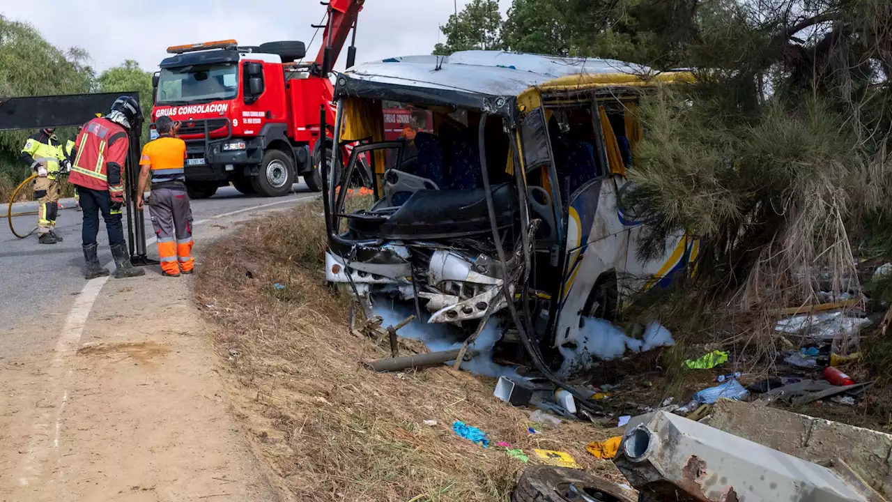 Muere una mujer tras volcar un autobús de temporeras en Almonte, Huelva