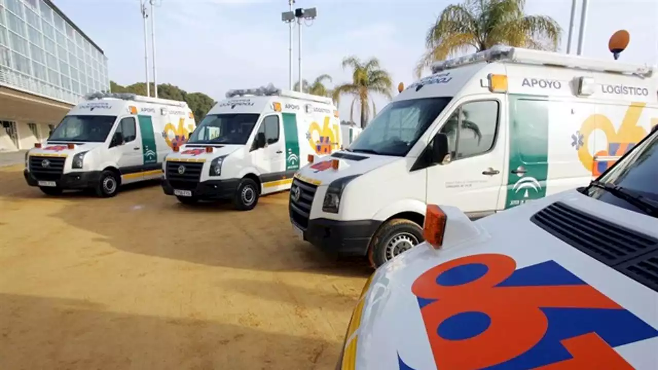 Muere una mujer y siete resultan heridas muy graves al volcar un autobús en Almonte, Huelva