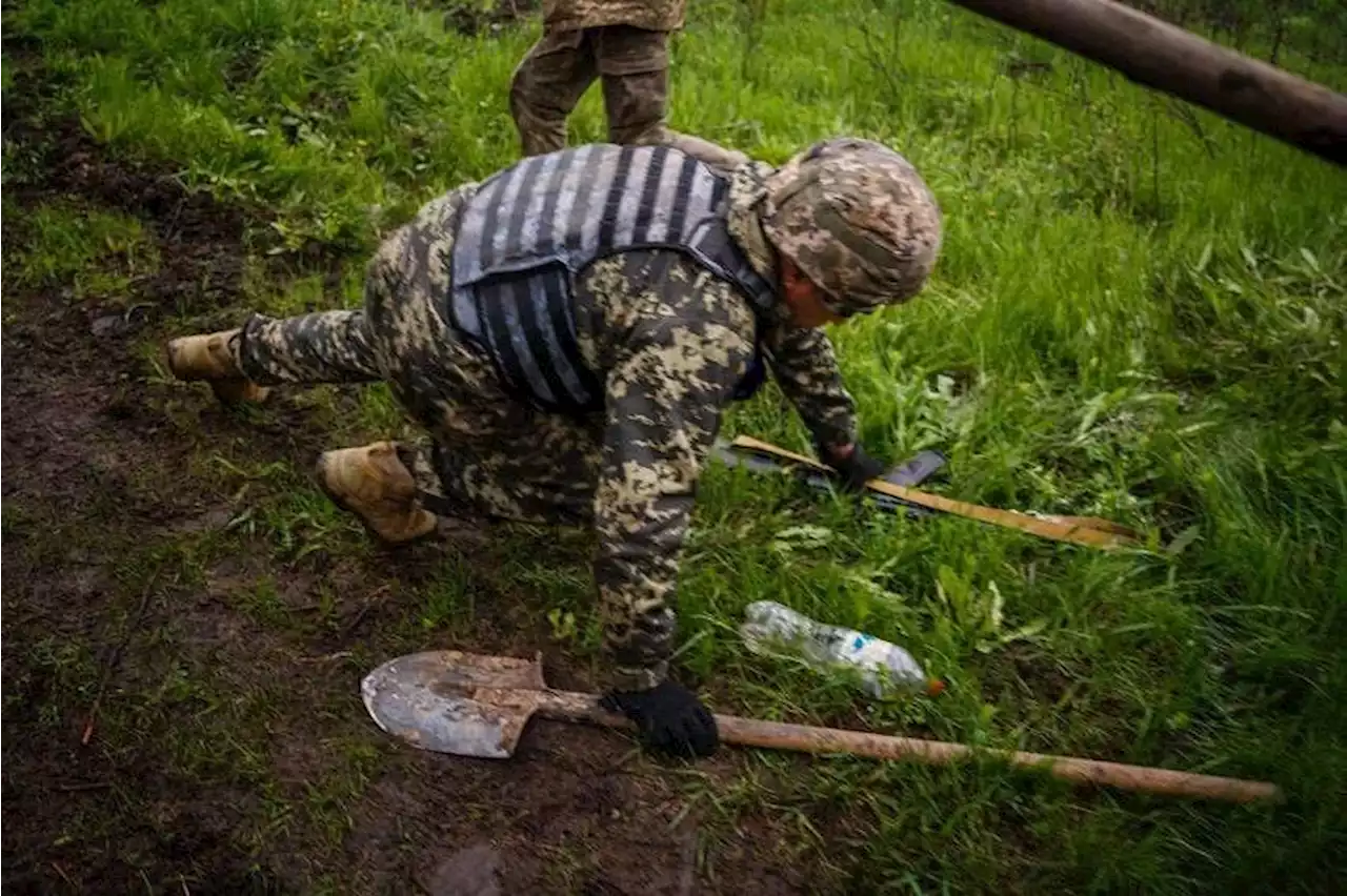 Trench-digging Ukrainian troops targeted by Russian strikes