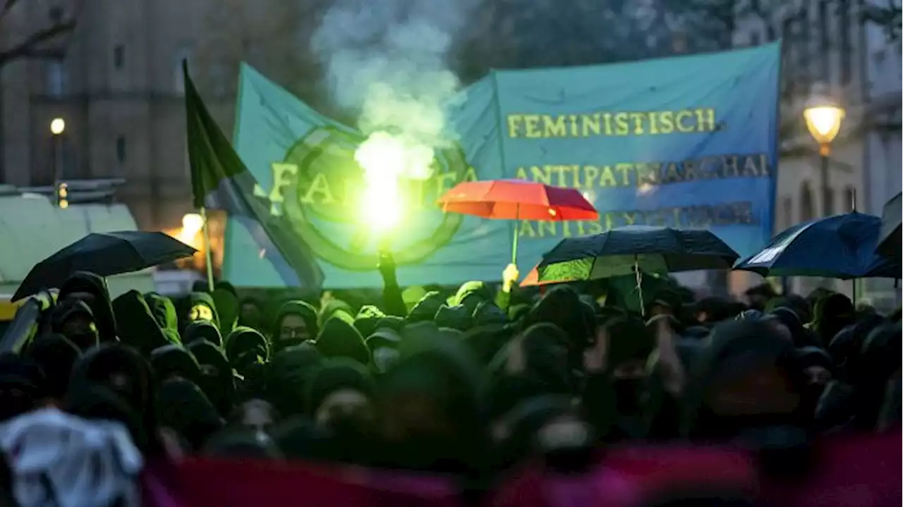 Polizei zieht positives Fazit - vereinzelt Pyro und Rangeleien bei Demo