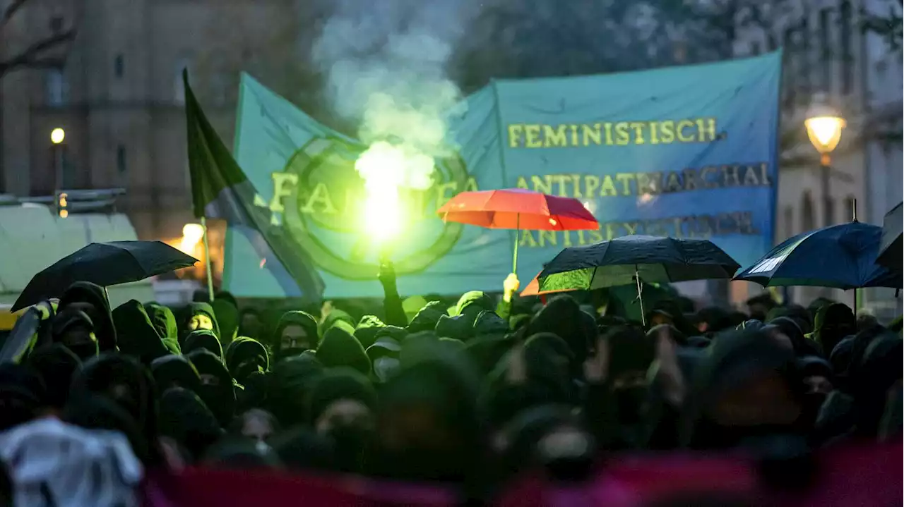 Berliner Polizei zieht Bilanz: Walpurgisnacht-Demos „überwiegend störungsfrei“ – 13 Festnahmen, elf Beamte verletzt