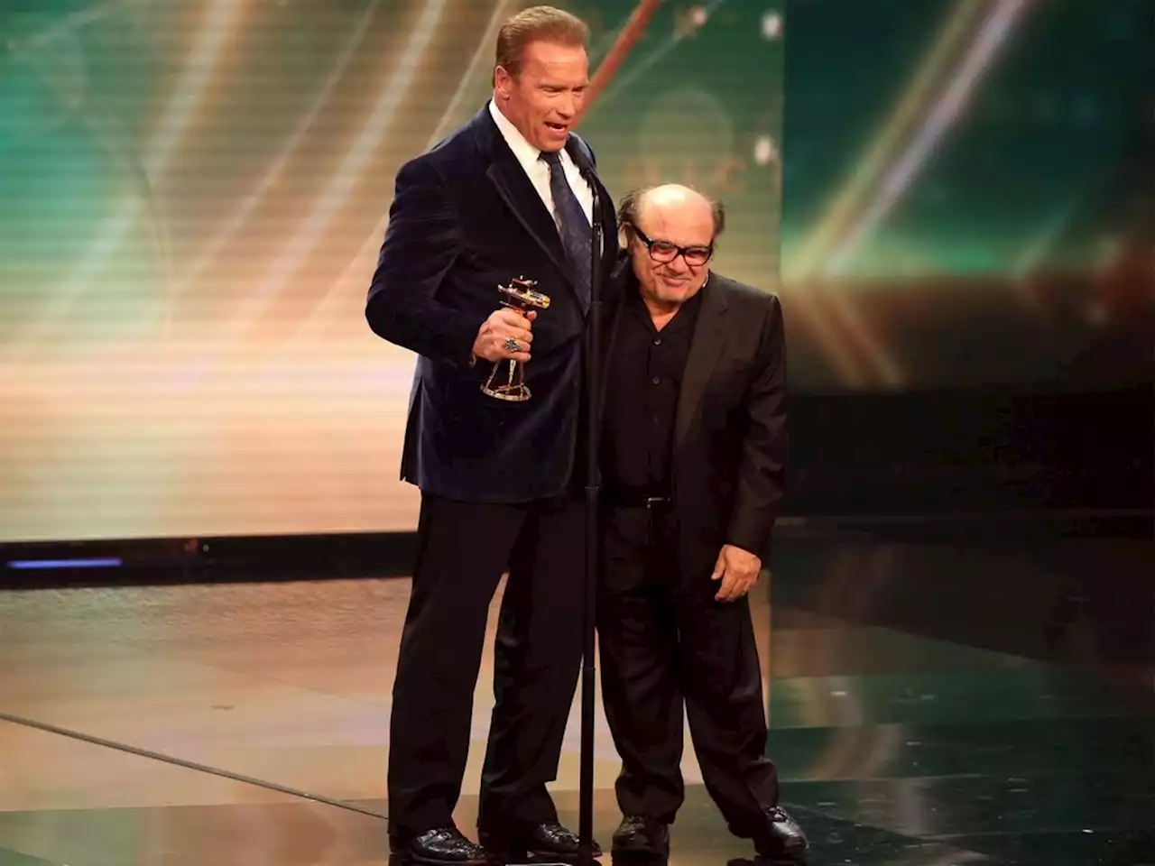 Arnold Schwarzenegger and Danny DeVito reunite for White House Correspondents' Dinner sketch