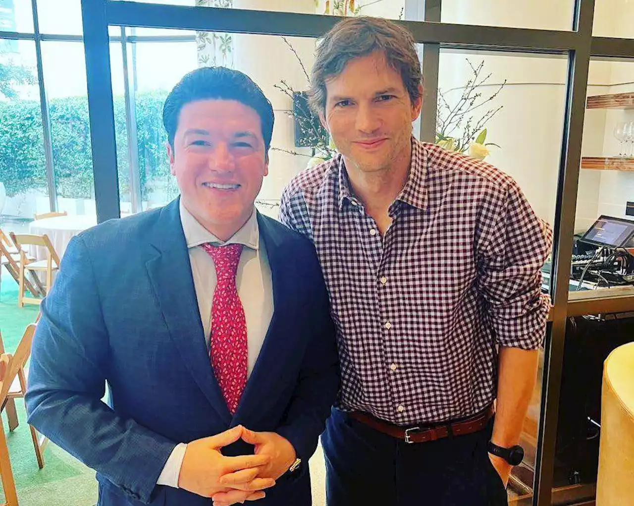 Invita Samuel García al actor Ashton Kutcher a visitar Nuevo León