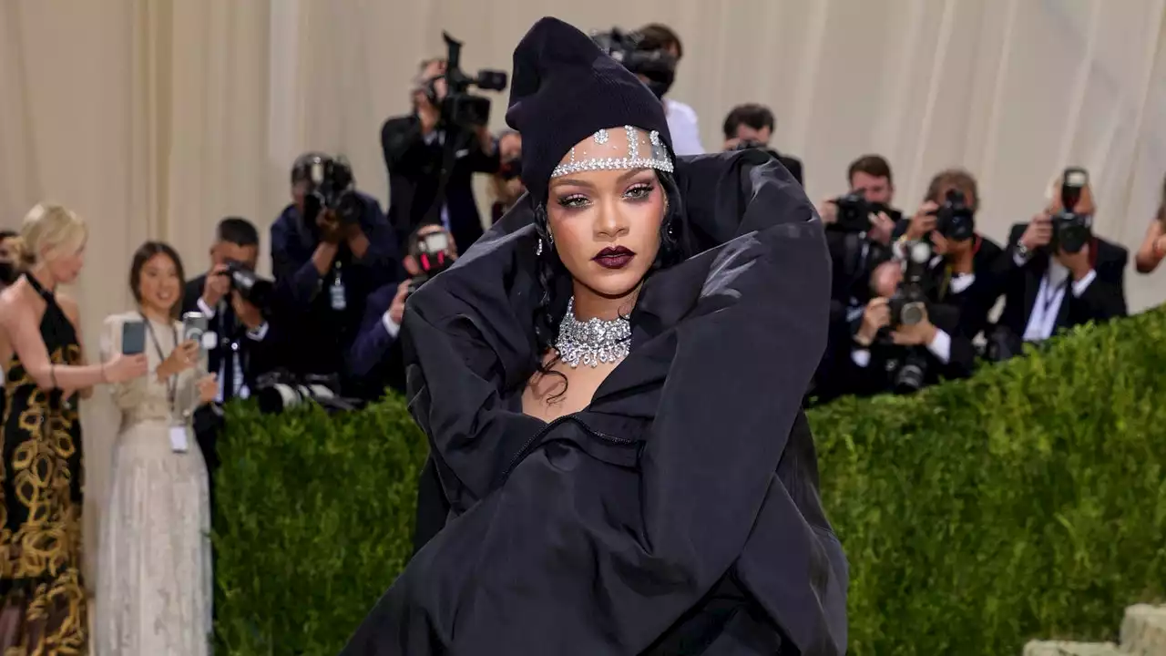 Rihanna ya arrasó con el tema de la MET Gala (un día antes) con un look vintage de Chanel