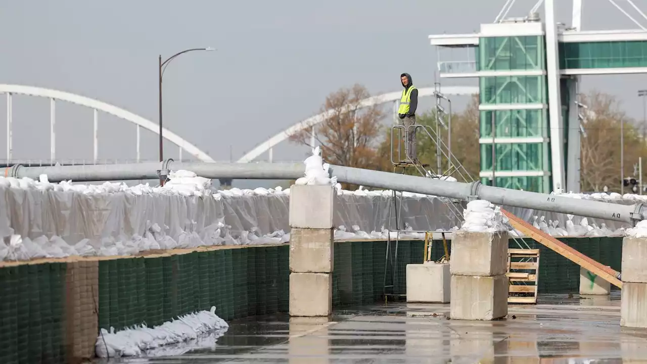 Mississippi River waters keep rising in Iowa and Illinois