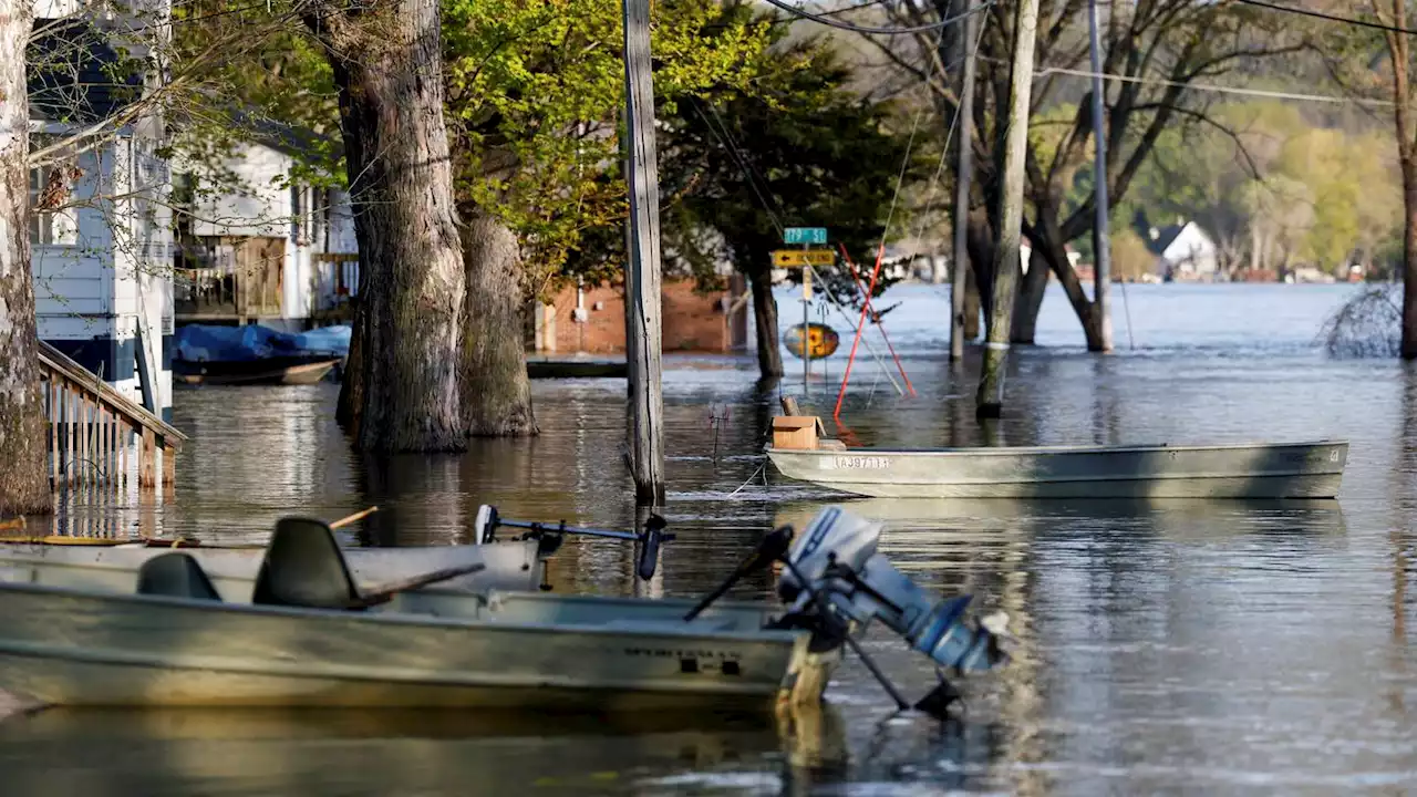 Rising Mississippi River continuing to test flood defenses