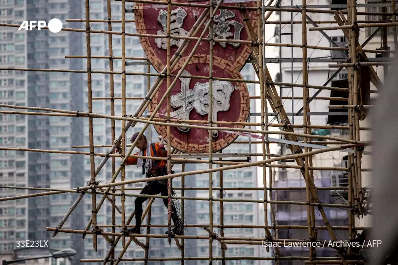 A Hong Kong, des échafaudages en bambou pour construire les gratte-ciels