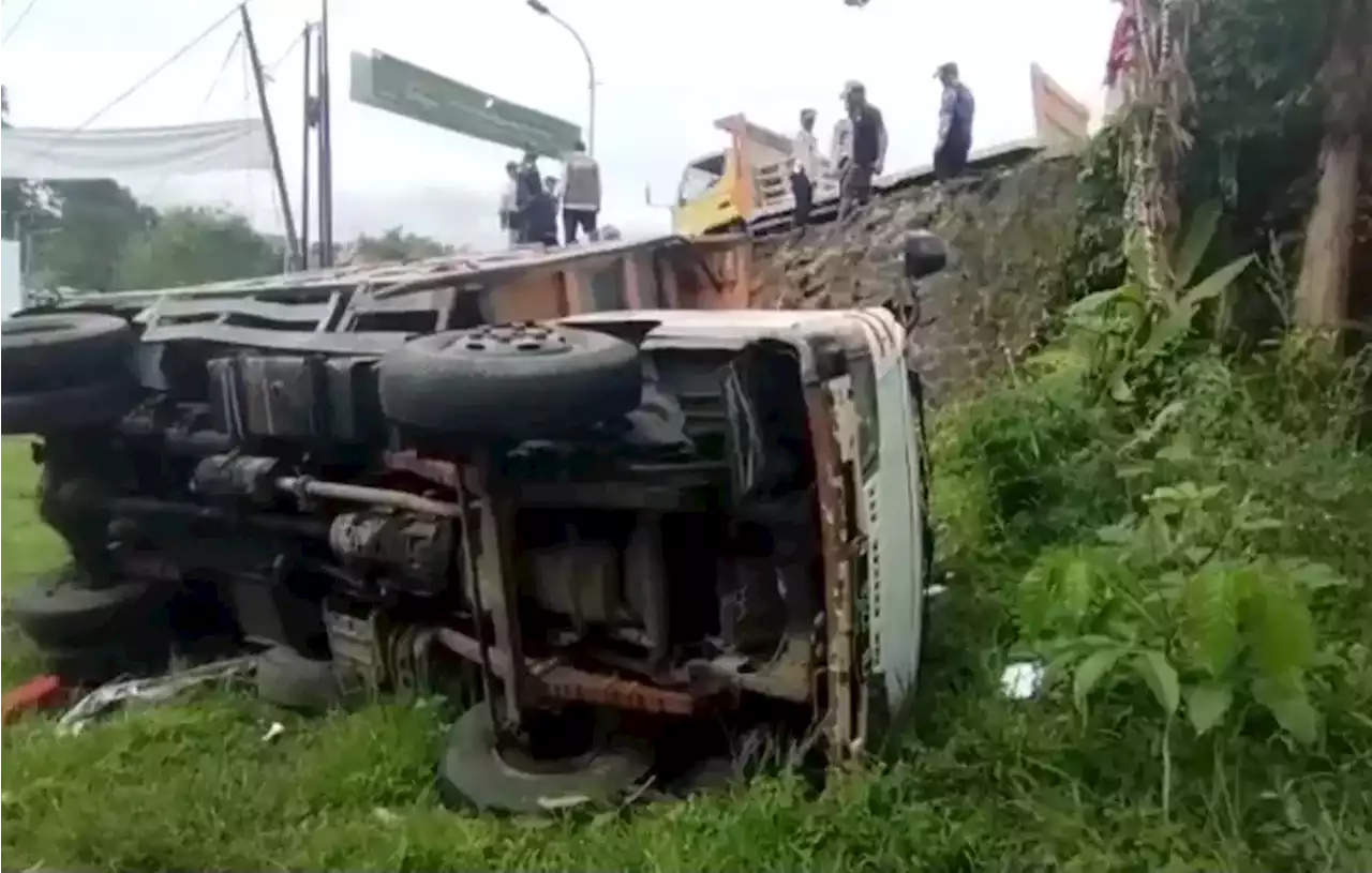 Roda As Patah, Truk Pengangkut Batu Pasir Terperosok di Kebun Warga