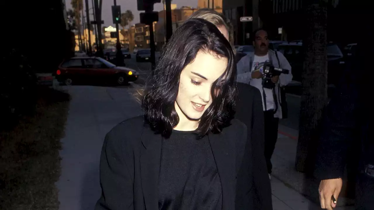 12 Nostalgic ’90s Looks From Winona Ryder – Fashion’s Original Goth Girl