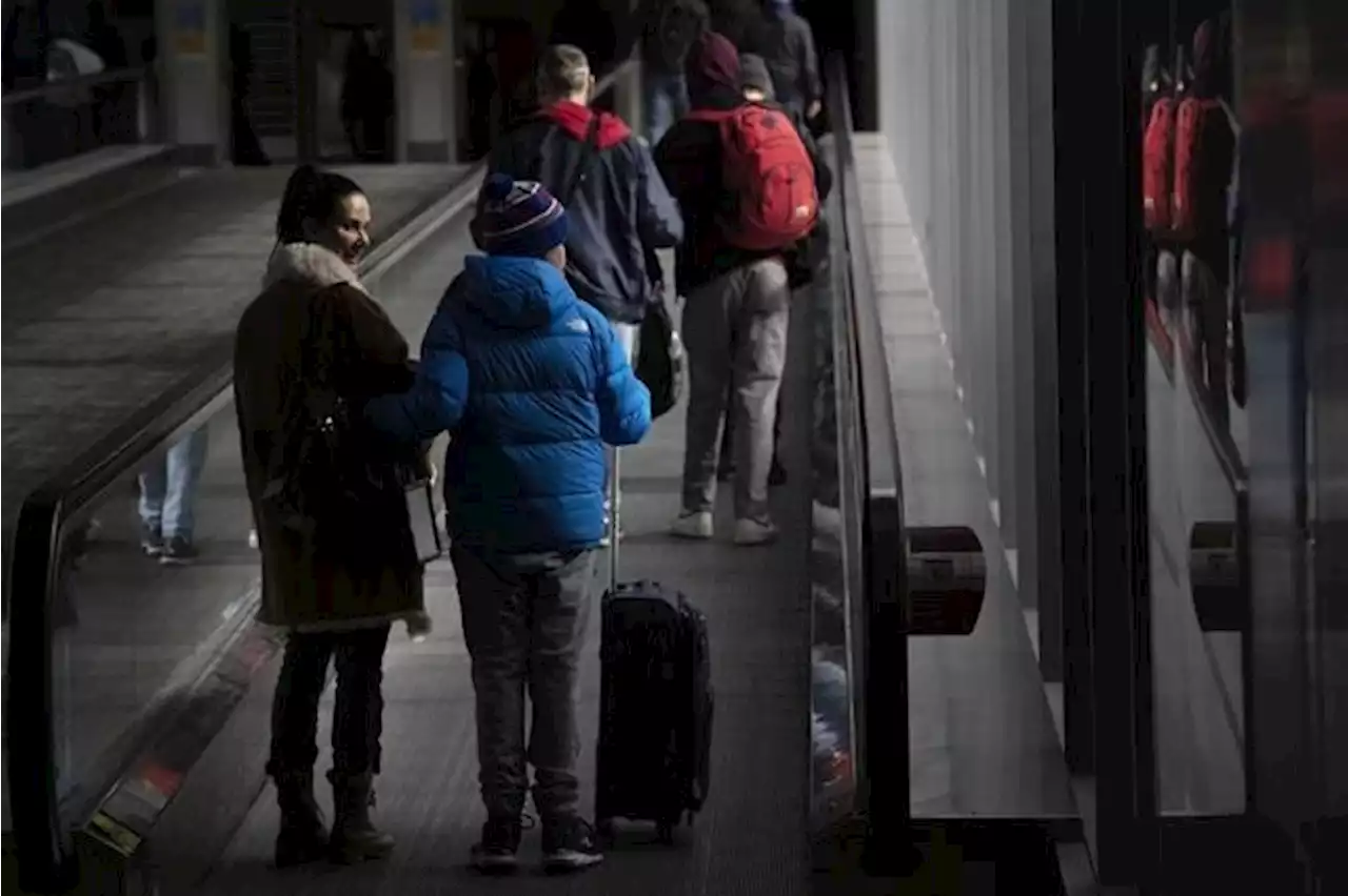 Customer satisfaction with Air Canada, WestJet below average: Survey