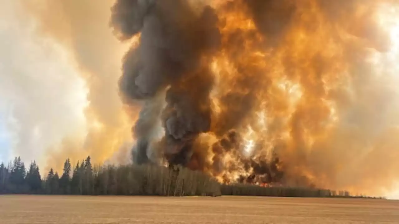 Dangerous conditions persist as hot weather threatens to worsen Alberta's wildfires | CBC News