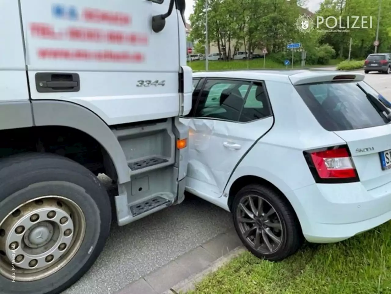 Lkw schiebt Pkw vor sich her --- (Cityreport24-Nachrichtenblog)