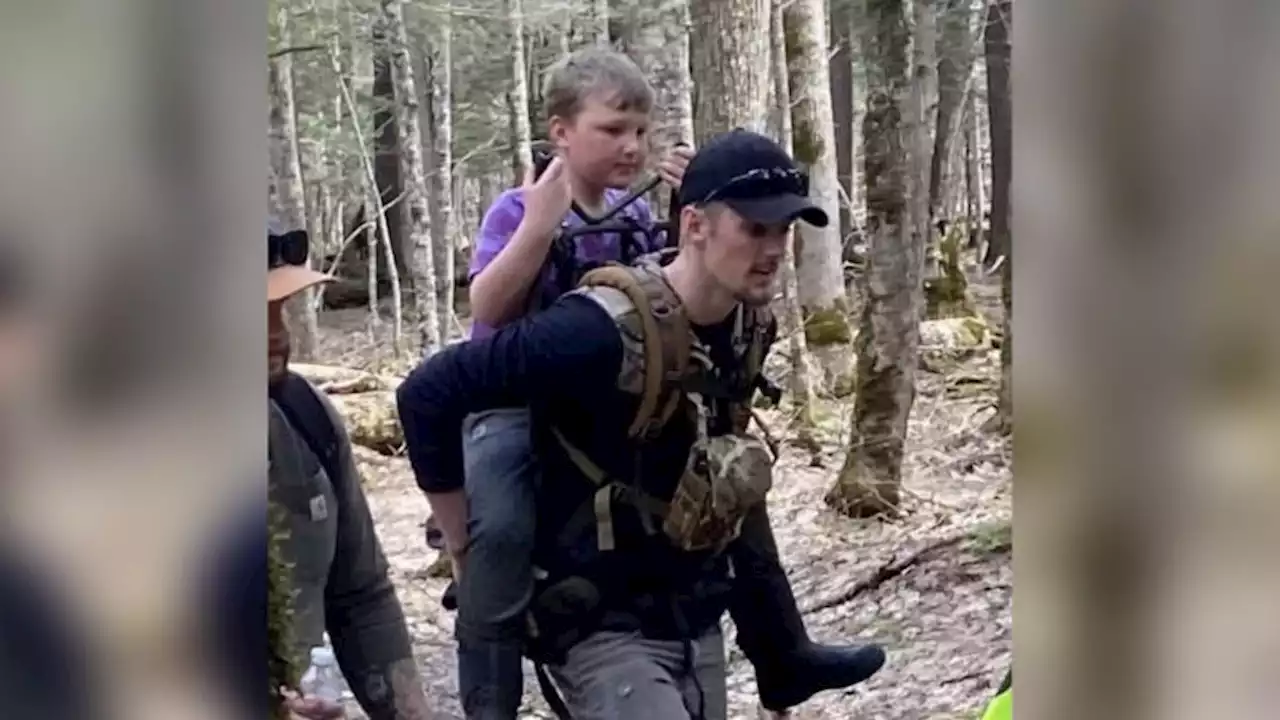 Niño de 8 años rescatado en el parque estatal de Michigan sobrevivió durante 2 días comiendo nieve y refugiándose debajo de un tronco, dice la Policía