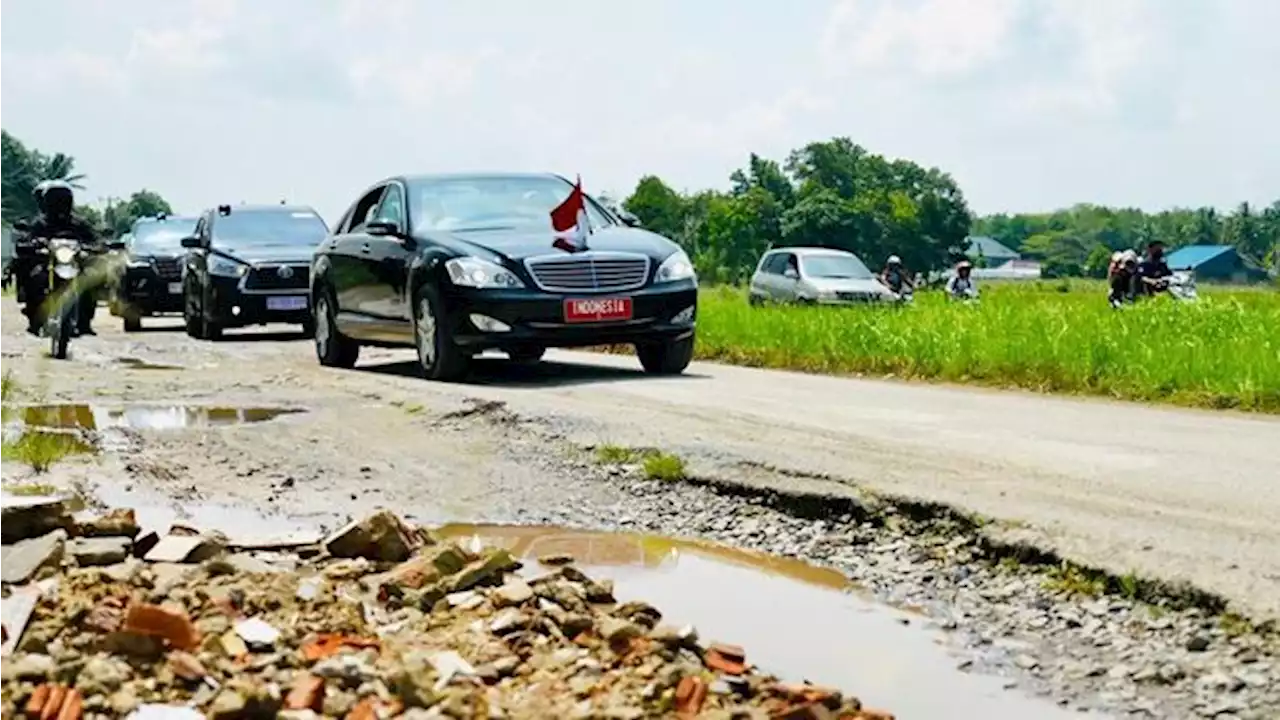 Langkah Tak Mendidik Jokowi Ambil Alih Perbaikan Jalan di Lampung