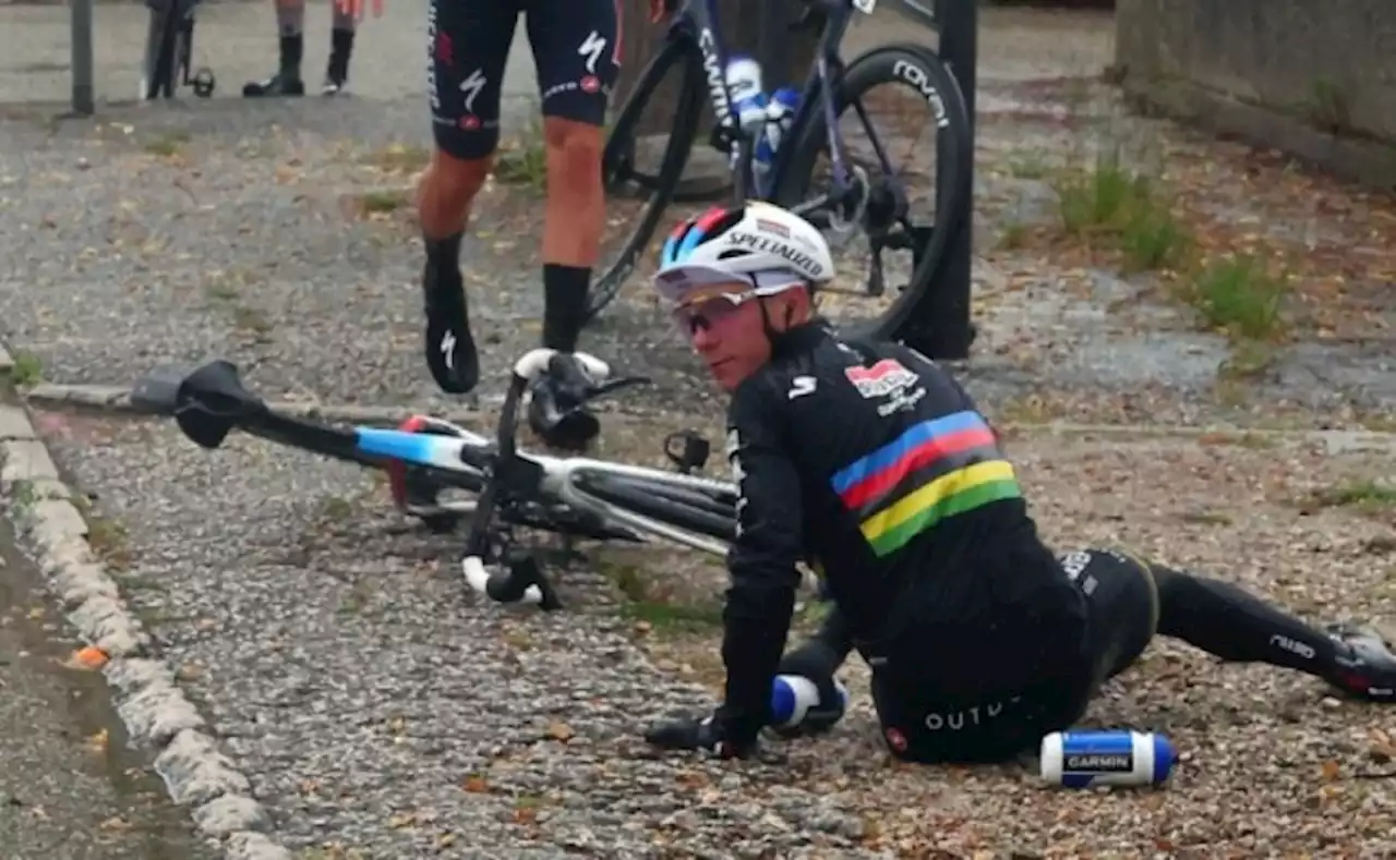 Evenepoel sufre una caída en el Giro por un perro