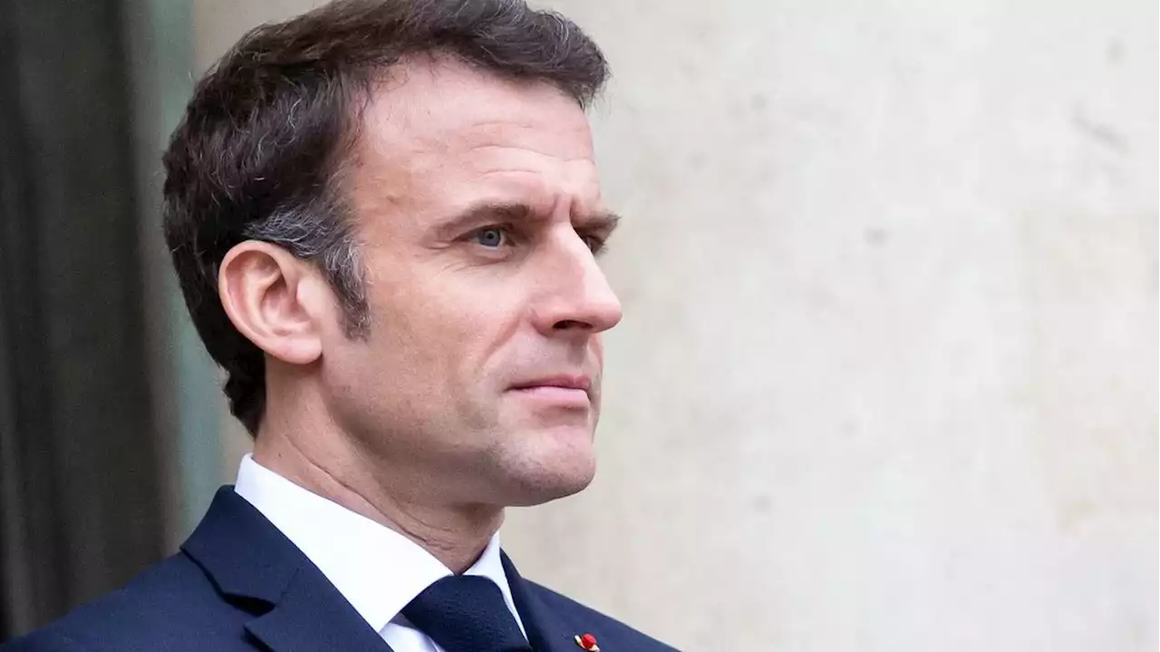 Emmanuel Macron promet de 'diviser par deux les délais' pour une implantation industrielle en France